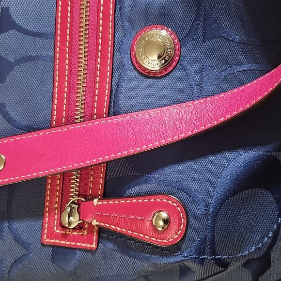 Coach Laura Kisslock 14940 GUC - Picture 10 of 12